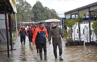 Köyceğiz Kaymakamı Kumcu, çizmesini giydi, kordonda incelemelerde bulundu