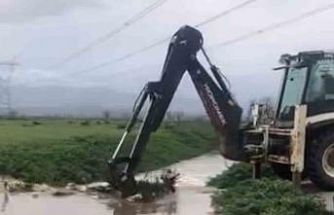 Küçük Menderes Nehri taştı, Bayındır’da ova köylerinde ekinler ve yollar zarar gördü