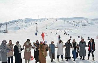 Kursiyer kadınlar kızakla kayıp halay çekmenin keyfini çıkardı