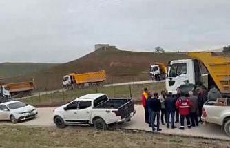 Kurtalan’da ağır tonajlı araçların geçişine tepki gösteren köylüler yolu kapattı