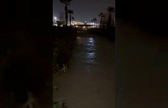 Kuşadası’nda dere taştı, alışveriş merkezi sular altında kaldı