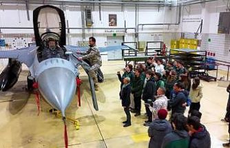 Lise öğrencileri F-16 kokpitinde: "Gelecekte KAAN’ları, Kızıl Elma’ları, Atak’ları biz uçuracağız"