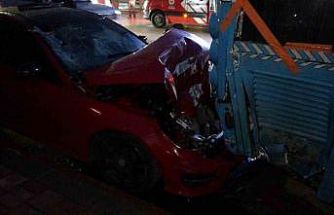 Lüks otomobil park halindeki otobüse çarptı