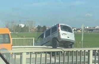 Lüleburgaz’da hafif ticari araç bariyerlerin üzerine çıktı