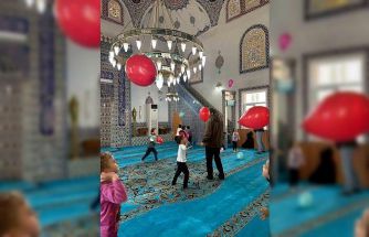 ’Maarifin Kalbinde Ramazan’ etkinliğinde minikler camiye götürüldü