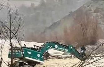 Mahsur kalan vatandaş iş makinesi ile kurtarıldı