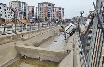 Malatya’da kontrolden çıkan pikap kanala uçtu