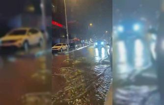 Maltepe’de aniden bastıran sağanak yağış caddeyi göle çevirdi