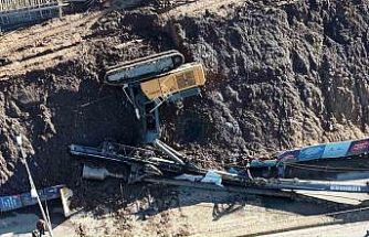 Maltepe’de istinat duvarı güçlendirme çalışmasında iş makinesi devrildi