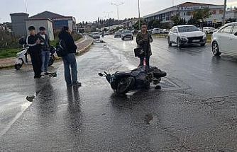 Manavgat’ta otomobille çarpışan motosikletli yaralandı