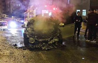 Manavgat’ta seyir halindeki otomobil alev alev yandı