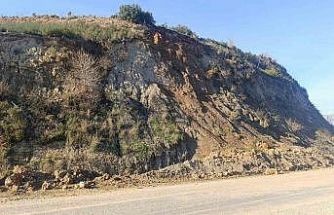 Manavgat’ta yol güvenliğini tehdit eden dev kaya parçalanıp kaldırıldı