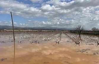 Manisa’da nehir taştı, mahsur kalan vatandaşlar traktörlerle kurtarıldı