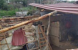 Manisa’da sağanak ve fırtına çatıları uçurdu