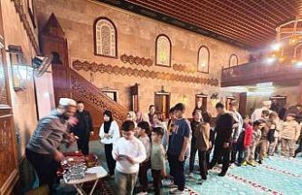 Manisa’da teravih sonrası çocuklara sürpriz