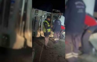 Mardin’de pet şişe yüklü tır devrildi: 1 yaralı