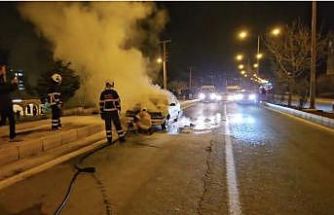 Mardin’de seyir halindeki otomobil alevlere teslim oldu
