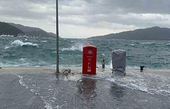 Marmaris’te şiddetli rüzgar denizi taşırdı