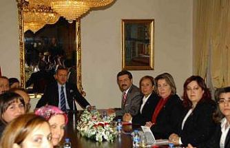 Memurluğu bıraktı, şimdi dünya markalarına gelinlik dikiyor