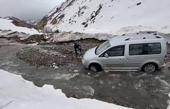 Menfez olmayan yolda sel: Araçlar mahsur kaldı