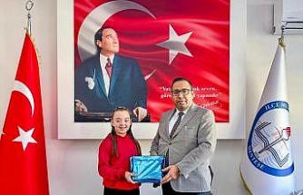 Menteşeli Azra İstiklal Marşı okuma yarışmasında Türkiye birincisi oldu