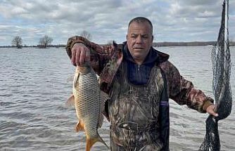 Meriç’in taşması sonrası tarlada sazan yakaladılar