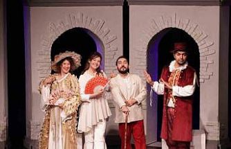 Merkezefendi Kent Tiyatrosu yeni oyunu ‘Biz Aşık Değiliz’ ile sahnede