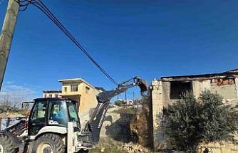 Mersin’de çökme riski taşıyan metruk bina yıkıldı