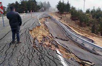 Mersin’de şiddetli yağışta yolda 2 metrelik çukur oluştu