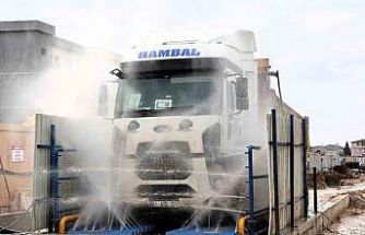 Metro şantiyesinden çıkan araçlar temizlendikten sonra trafiğe karışıyor