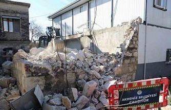 Metruk yapı kontrollü şekilde yıkıldı