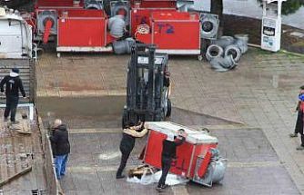 Meydanda korkutan iş kazası: Tırdan indirilen havalandırma ünitesi devrildi