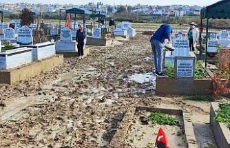 Mezarlar selde çöktü aileler isyan etti