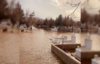 Mezarlık sular altında kaldı