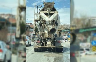Mikserden taşan beton, asfalt yola döküldü