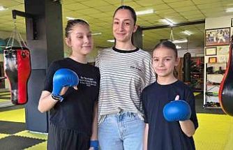 Milli sporcu Kızılaslan, minik karatecilerle bir araya geldi