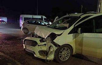 Minibüs ile hafif ticari araç çarpıştı: 1 yaralı