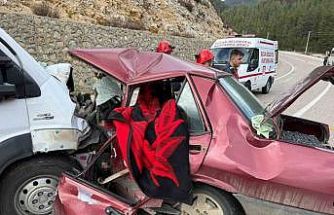 Minibüs ile otomobil kafa kafaya çarpıştı: 2 ölü, 4 yaralı