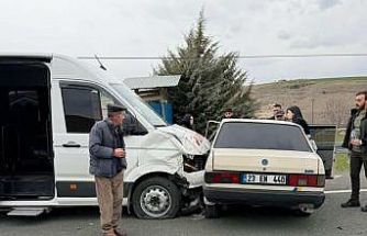 Minibüs ile Tofaş çarpıştı: 4 yaralı