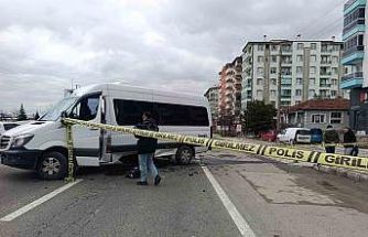 Minibüsün altına giren motosikletin sürücüsü ağır yaralandı