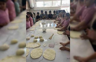 Miniklerin pişirdikleri sıcacık pideler kalpleri de ısıttı