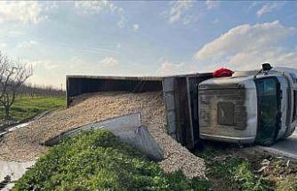 Mısır koçanı yüklü çekici devrildi: 1 yaralı