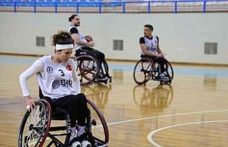 Motosiklet kazasında engelli kalan genç kız, hayata basketbolla tutundu