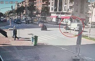 Motosikletli kamyonetin altında kalmaktan son anda kurtuldu