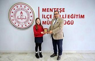 Muğlalı Azra, İstiklal Marşı’nı Güzel Okuma Yarışması’nda Türkiye birincisi oldu