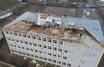 Muş’ta fırtına okul çatısını uçurdu: Eğitime ara verildi