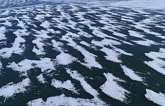 Nazik Gölü’nün donan yüzeyi görsel şölen sunuyor