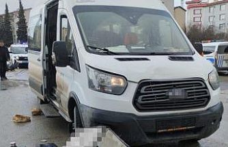 Öğrenci servisi ile çarpışan motokurye kaldırıldığı hastanede hayatını kaybetti