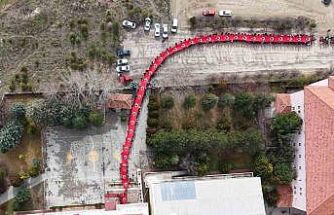 Öğrenciler, 150 metrelik dev Türk bayrağıyla okula giriş yaptı