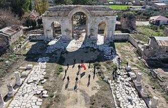 Öğrenciler Anvarza’da zeybek oynadı